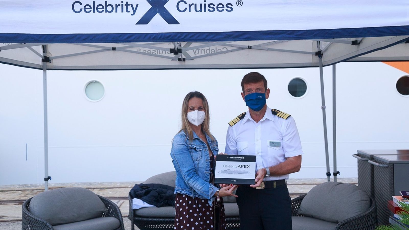 Gema Rosso, responsable en Cádiz de Baleares Consignataria, durante el recibimiento dispensado a la tripulación del Celebrity Apex