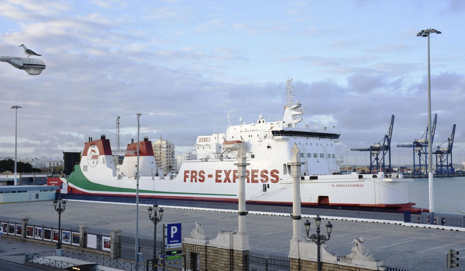 El ferry de FRS estará en el muelle de Cádiz hasta principios del mes que viene, fecha en la que se trasladará a La Cabezuela, donde proseguirán reparándolo.