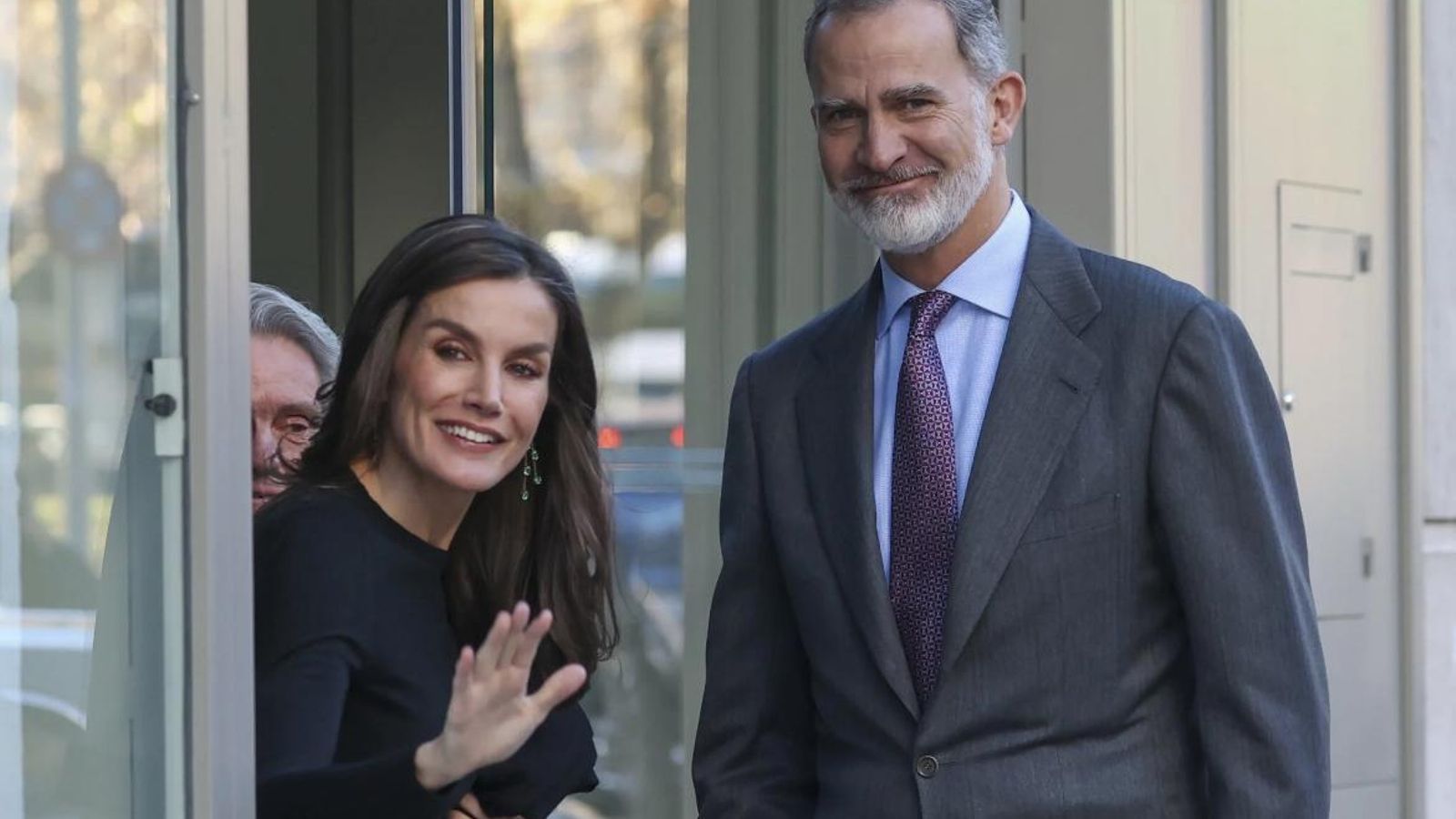 Los Reyes Felipe y Letizia a las puertas de un restaurante