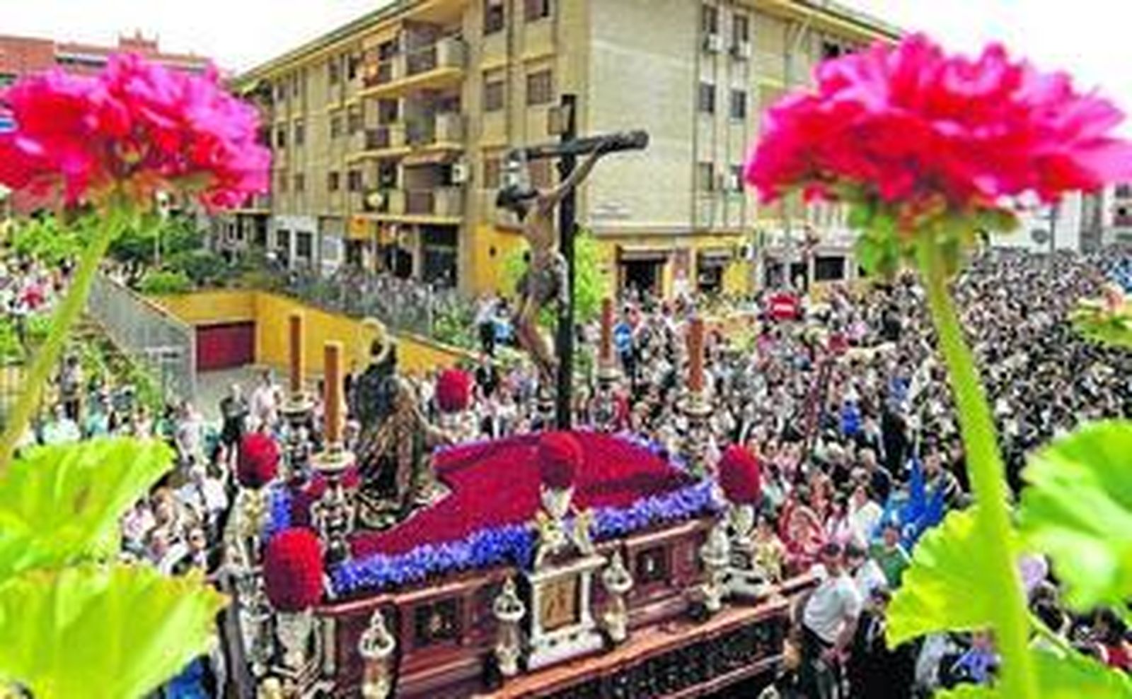 El primer paso de la Hermandad de la Hiniesta enfilando las primeras calles del recorrido.