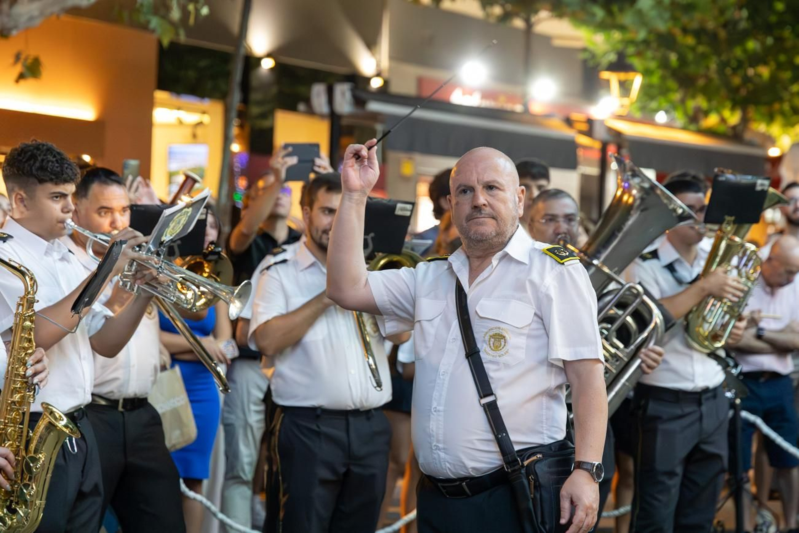 Pasacalles inaugural, fuegos artificiales e iluminación de la portada de feria y del recinto ferial de la Feria de San Bartolomé en Martos