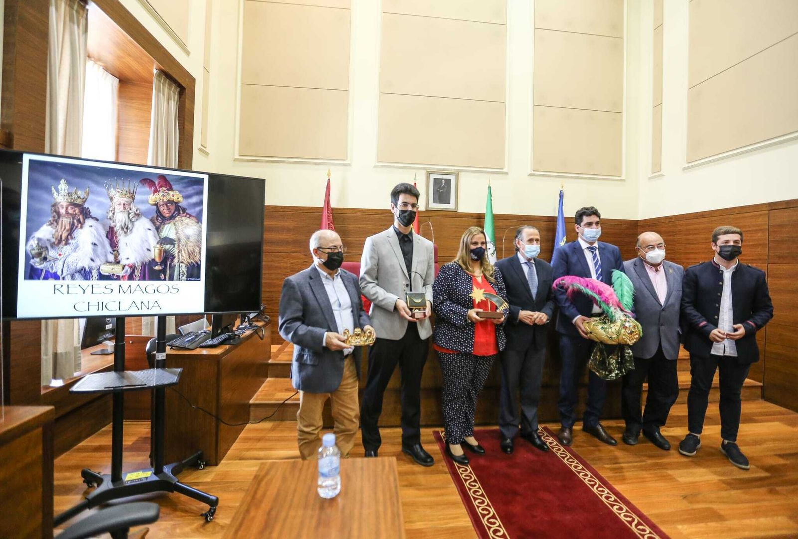 Los designados para representar a los Reyes Magos, la estrella y el cartero posan con los responsables municipales y de la asociación.