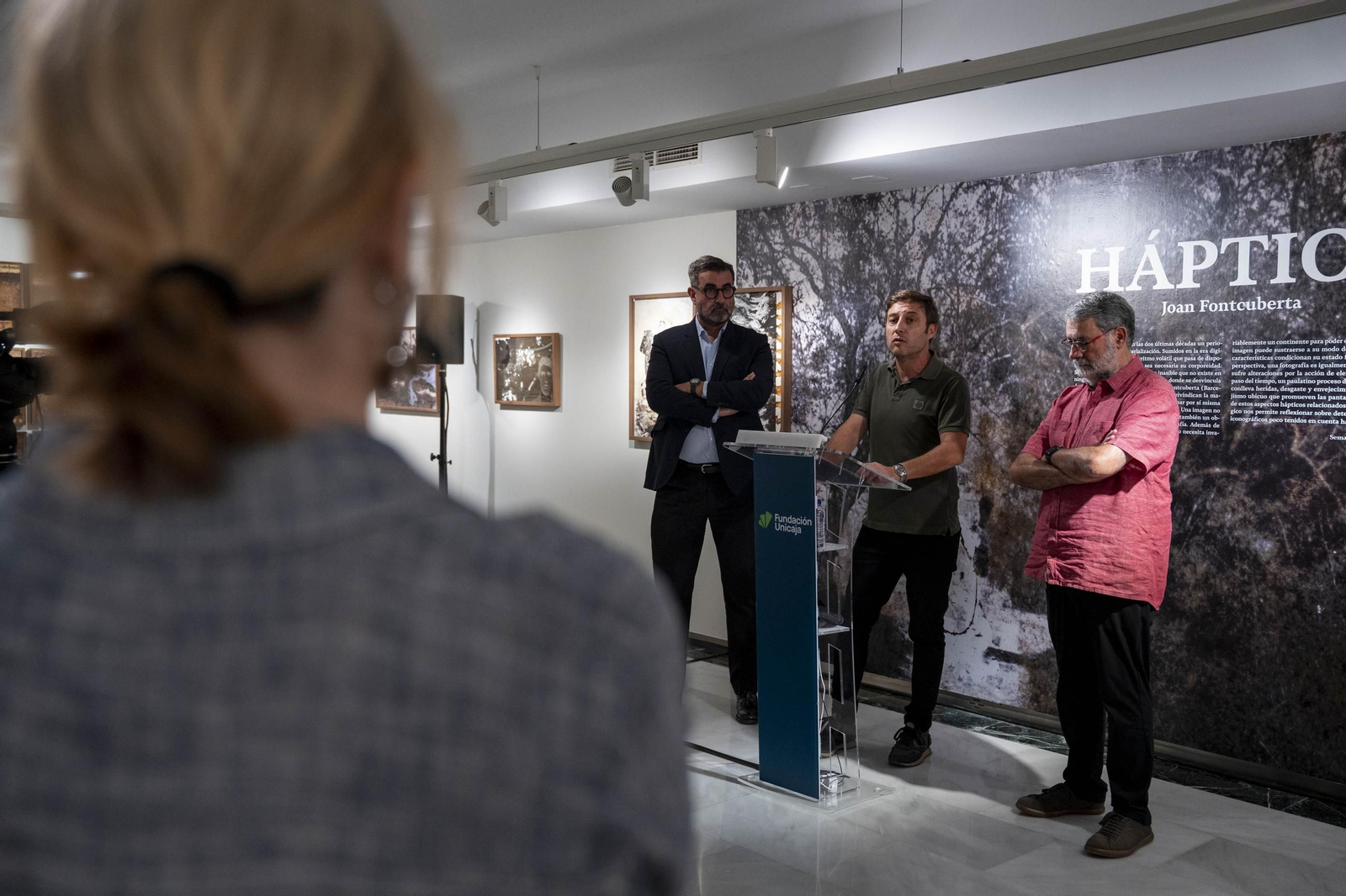 El comisario Sema D'Acosta y el artista Joan Fontcuberta presentan la exposición Háptica de la Fundación Unicaja