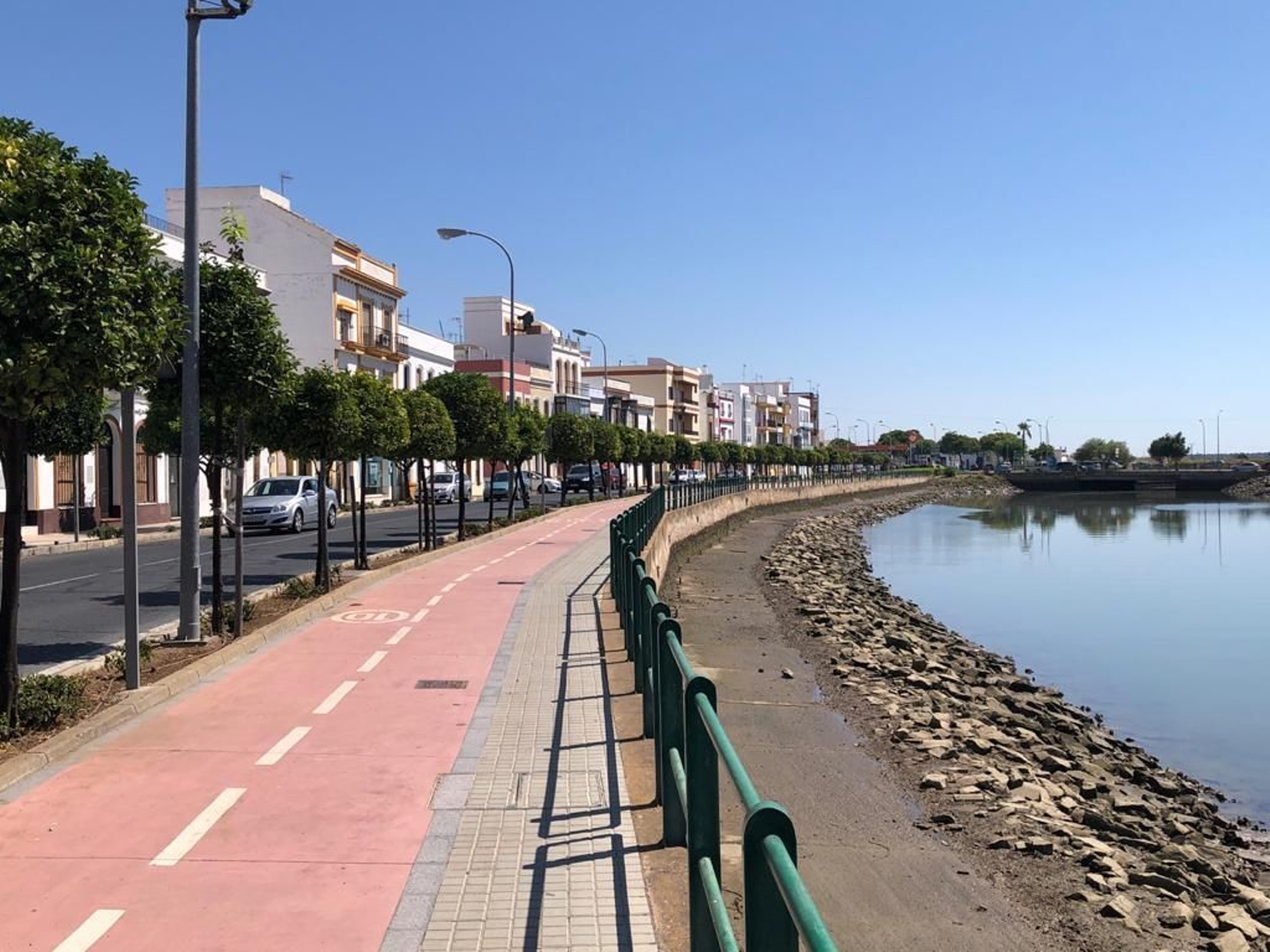 El carril bici de Ayamonte a su paso por uno de los lugares de la localidad costera. El carril bici de Ayamonte a su paso por uno de los lugares de la localidad costera.