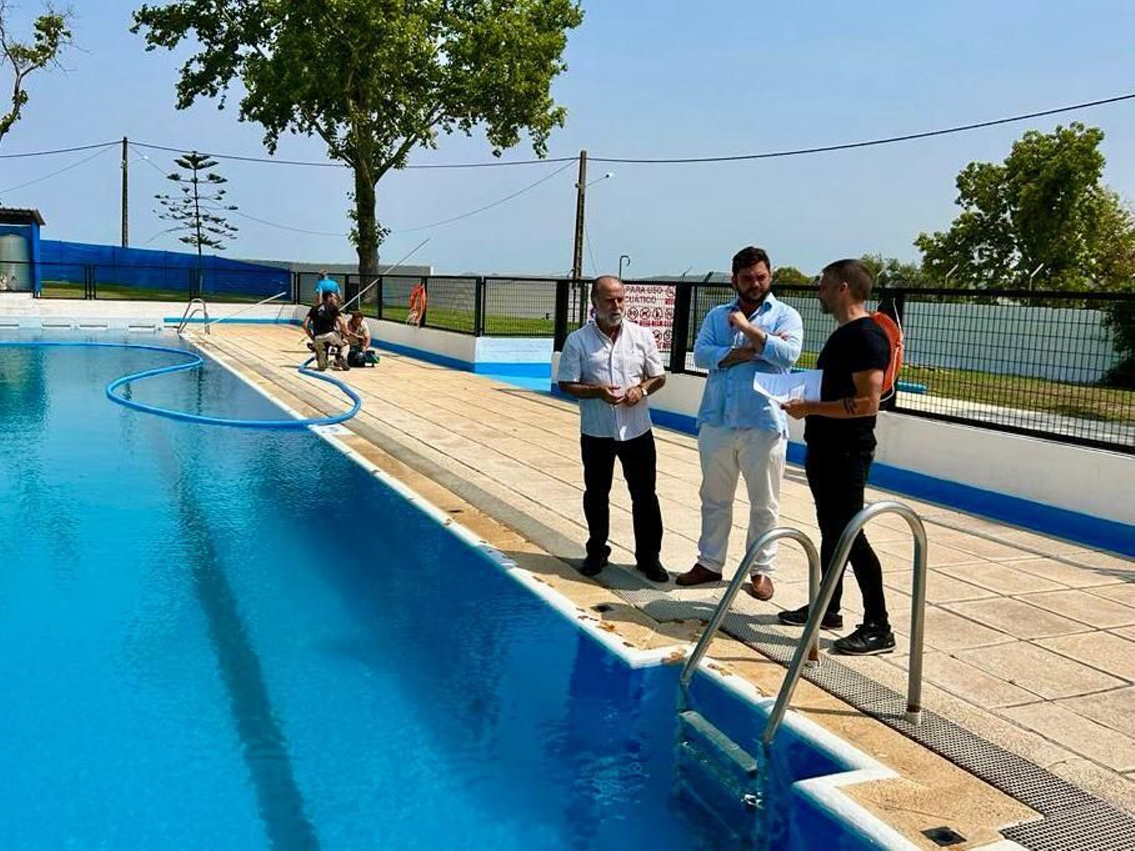 El nuevo alcalde Miguel Rodríguez, con varios concejales, supervisando  la piscina.