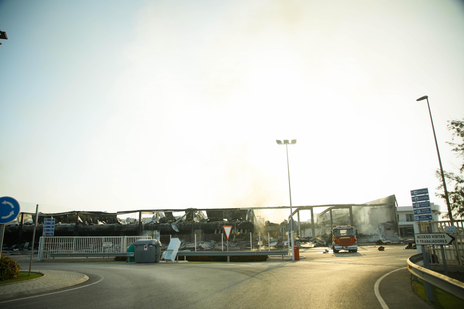 El día después: así ha amanecido la nave calcinada de Mabe Hortofrutícola