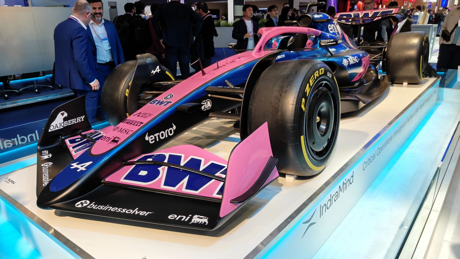 Monoplaza del equipo Alpine de Fórmula 1 en el stand de Indra Group en el MWC 2026