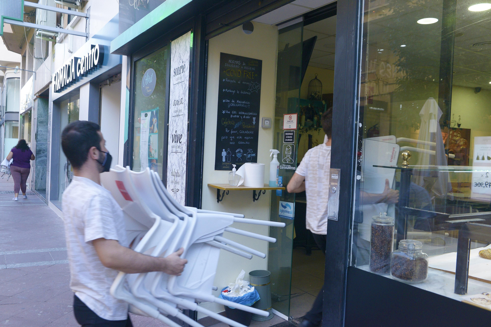 Fotos del cierre de comercios y bares en las calles por el Covid