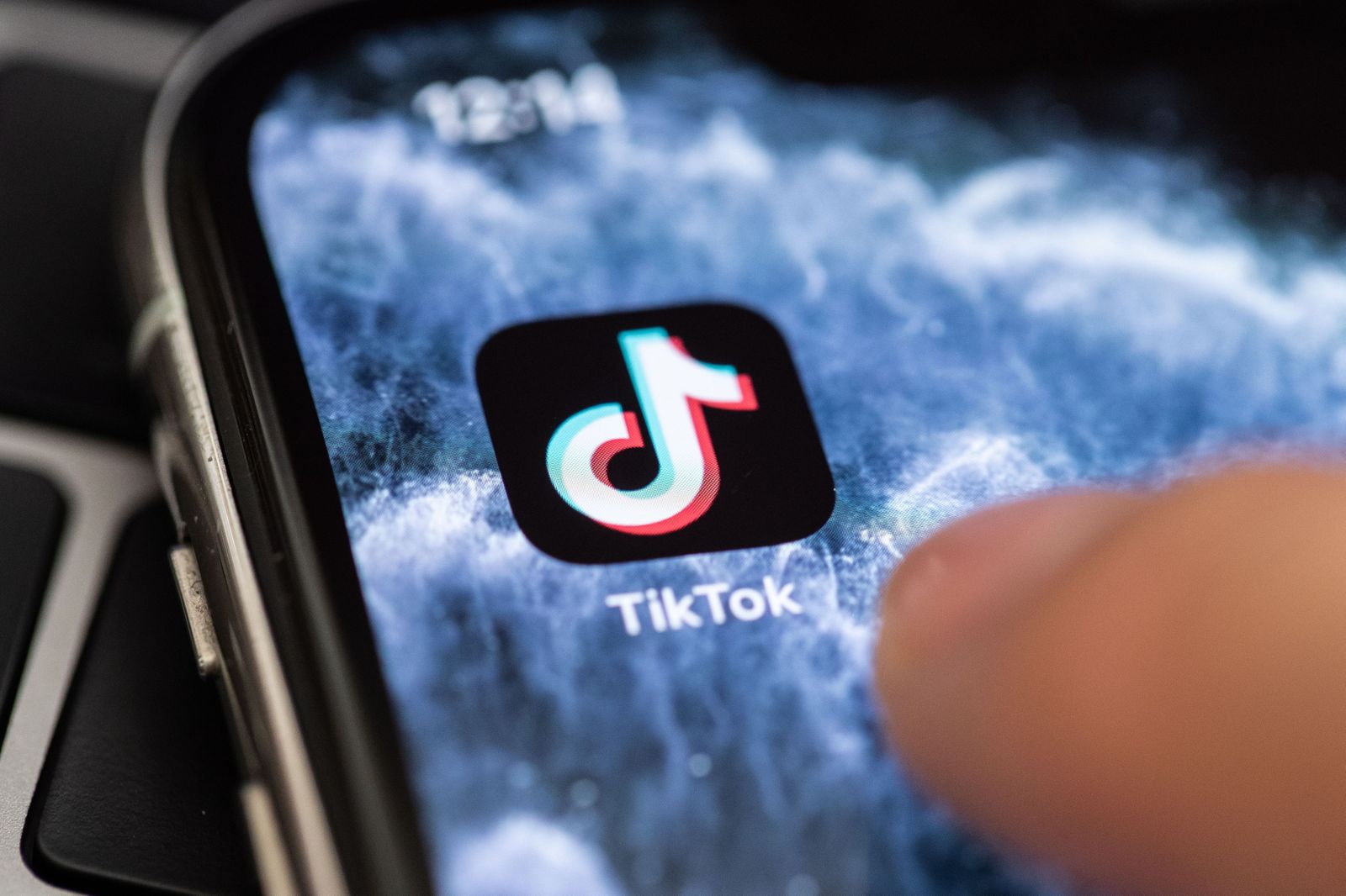 Acceso directo a la app Tik Tok en la pantalla de un smartphone.