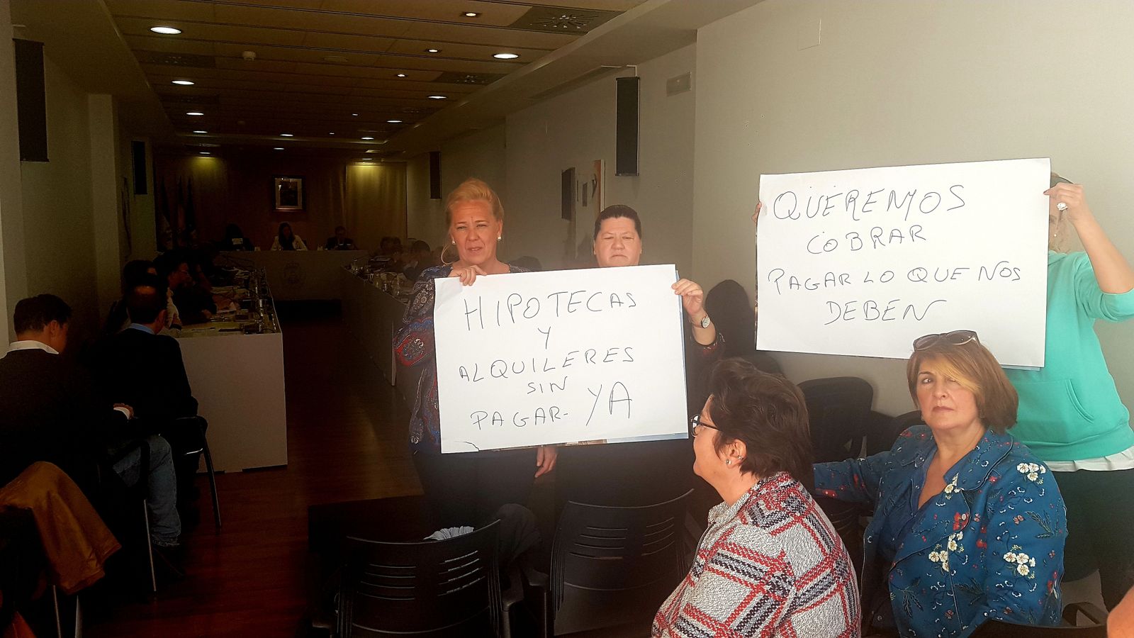 Limpiadoras con pancartas en el pleno de enero.