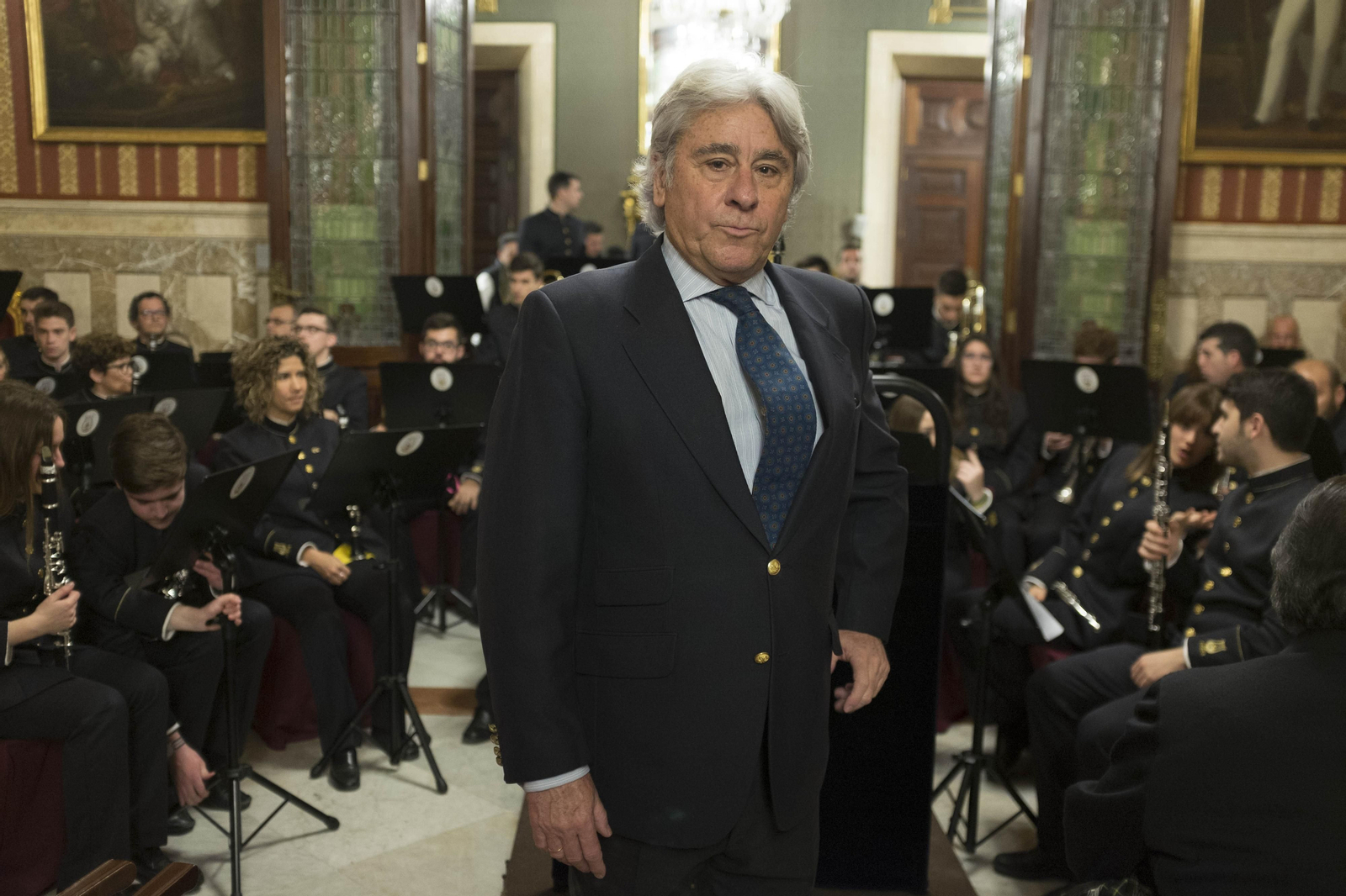 Paco Lola, anoche en el Salón Colón del Ayuntamiento, junto a la Banda Muncipal de Coria del Río.