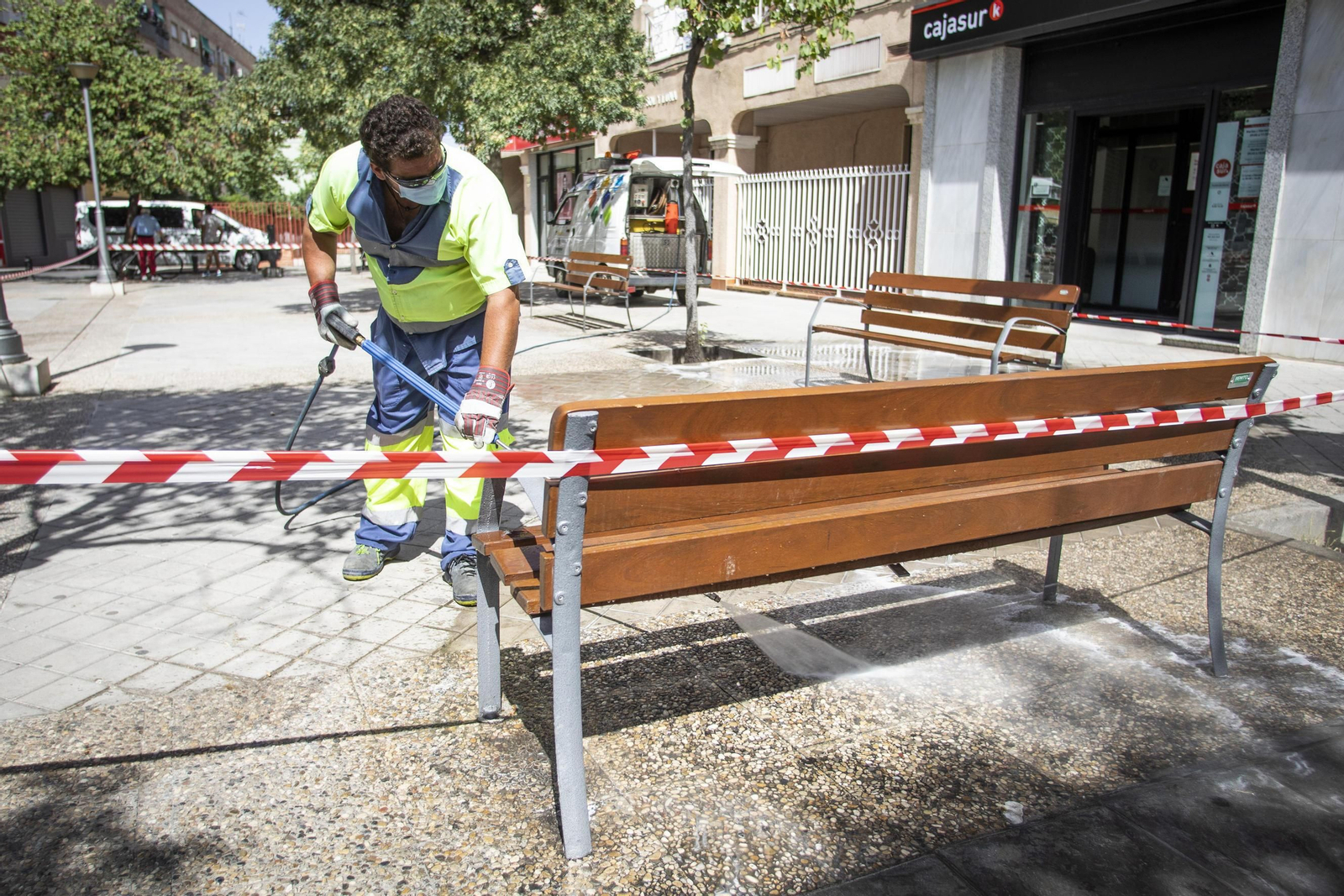 El contrato de limpieza de Granada acumula ya un año de retraso y el de transporte inicia los trámites