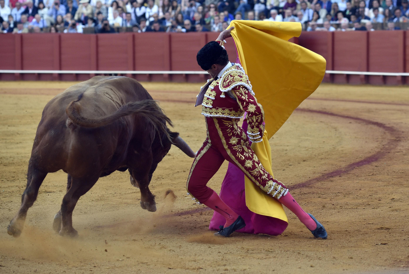 Antonio Ferrera, en un quite en su actuación del 6 de mayo en la plaza de Sevilla.