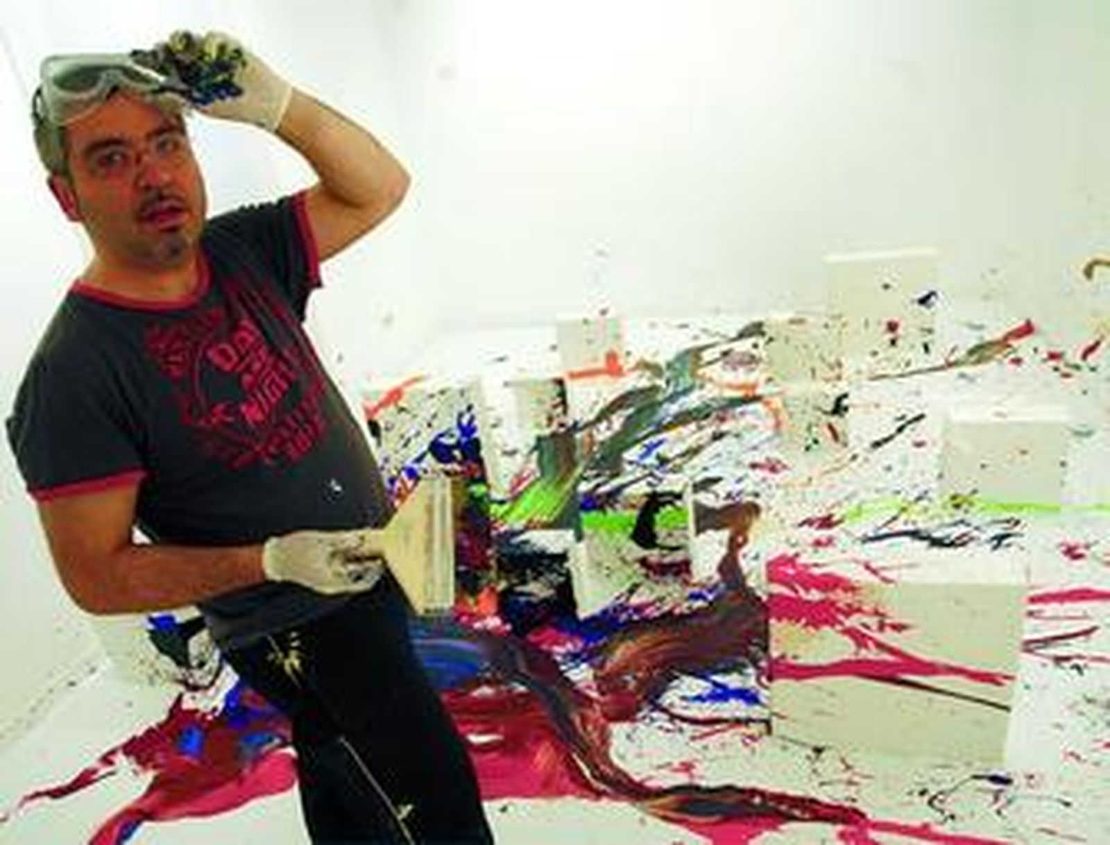 Alberto Reguera durante la ejecución de la instalación que puede verse en la sala Rivadavia.