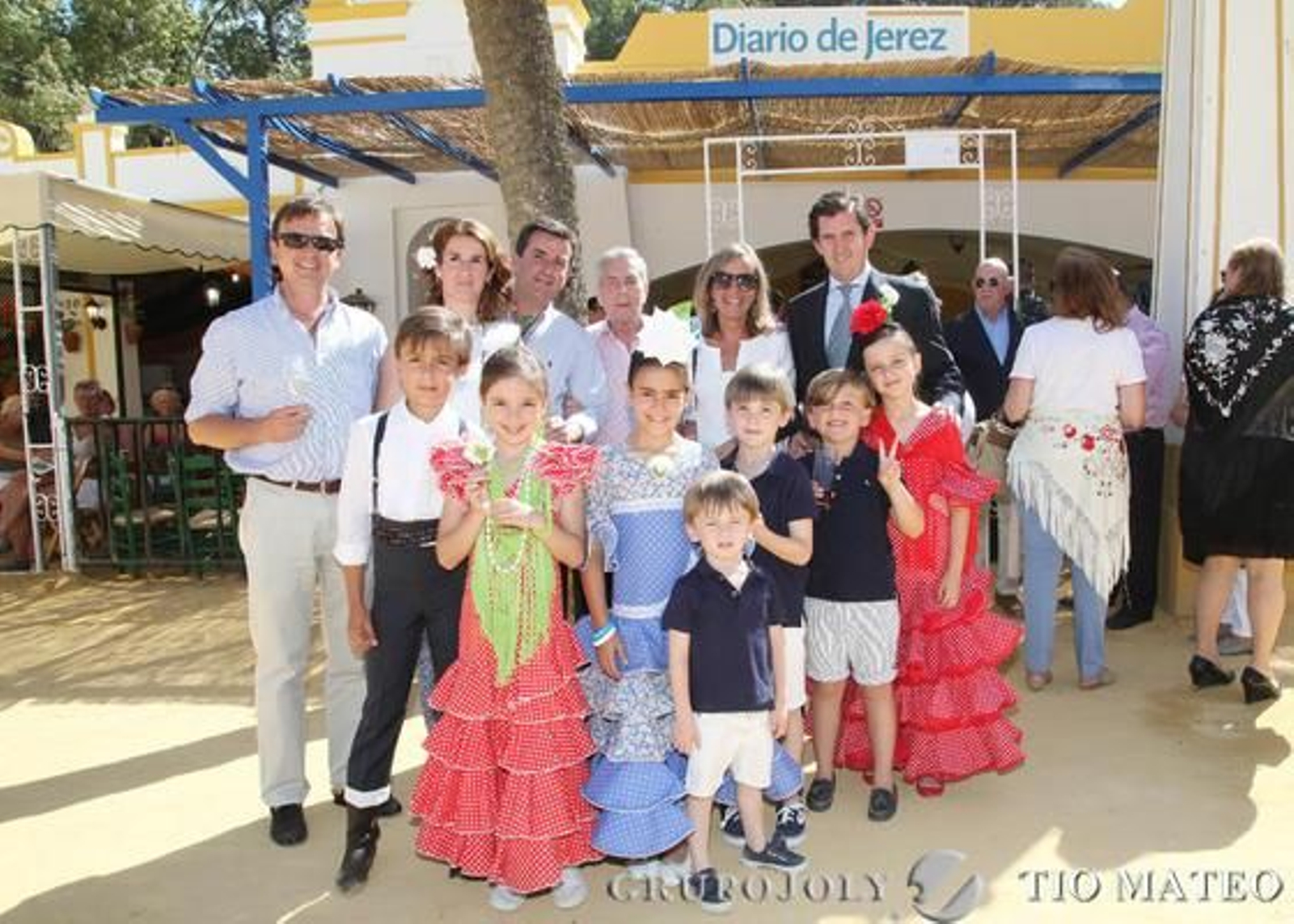 Alejandro Parra y Lola Delgado, de Caredent, Cayetano Delgado, José Antonio Delgado, Macarena Simón y Luis Romero, con su familia.

Foto: Vanesa Lobo