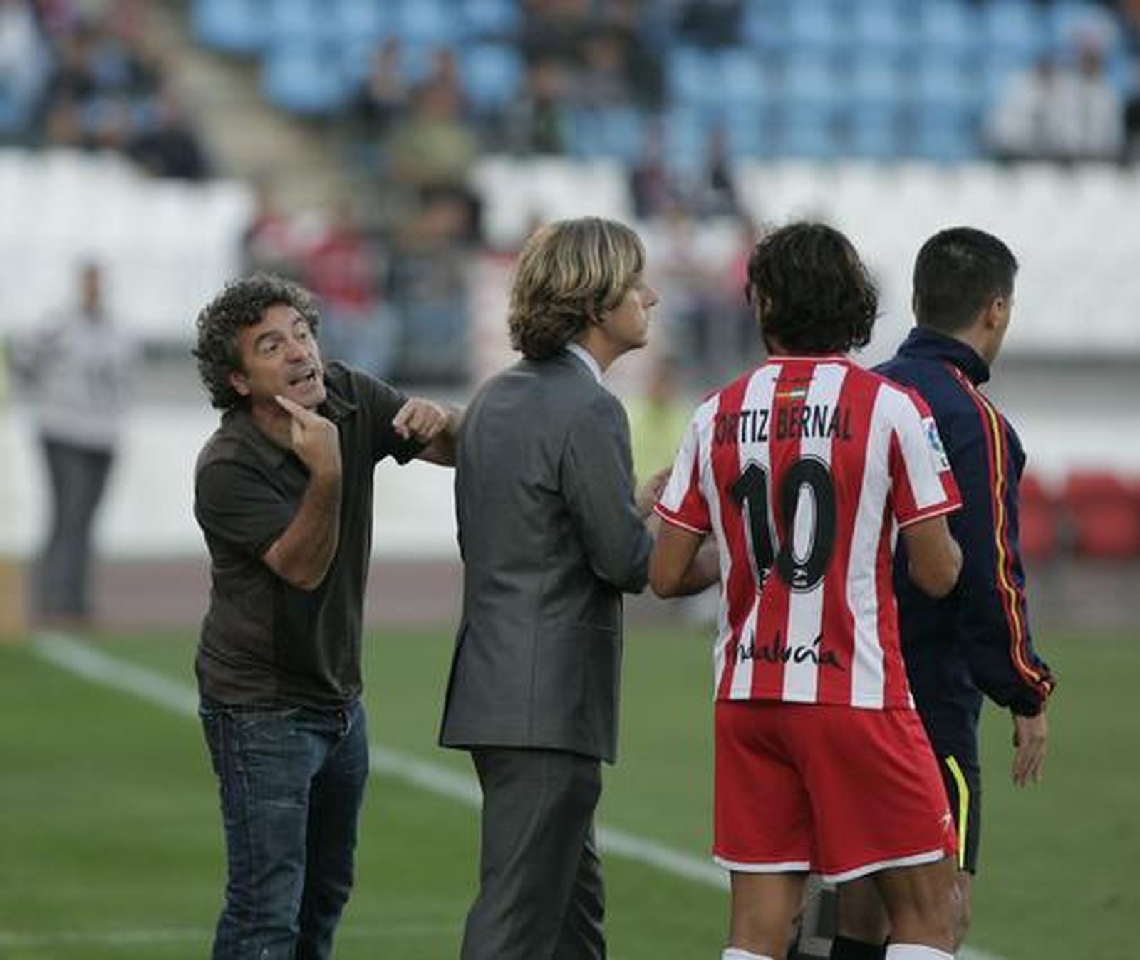 Lillo da instrucciones a Ortiz Bernal antes de su entrada. / Javier Alonso
