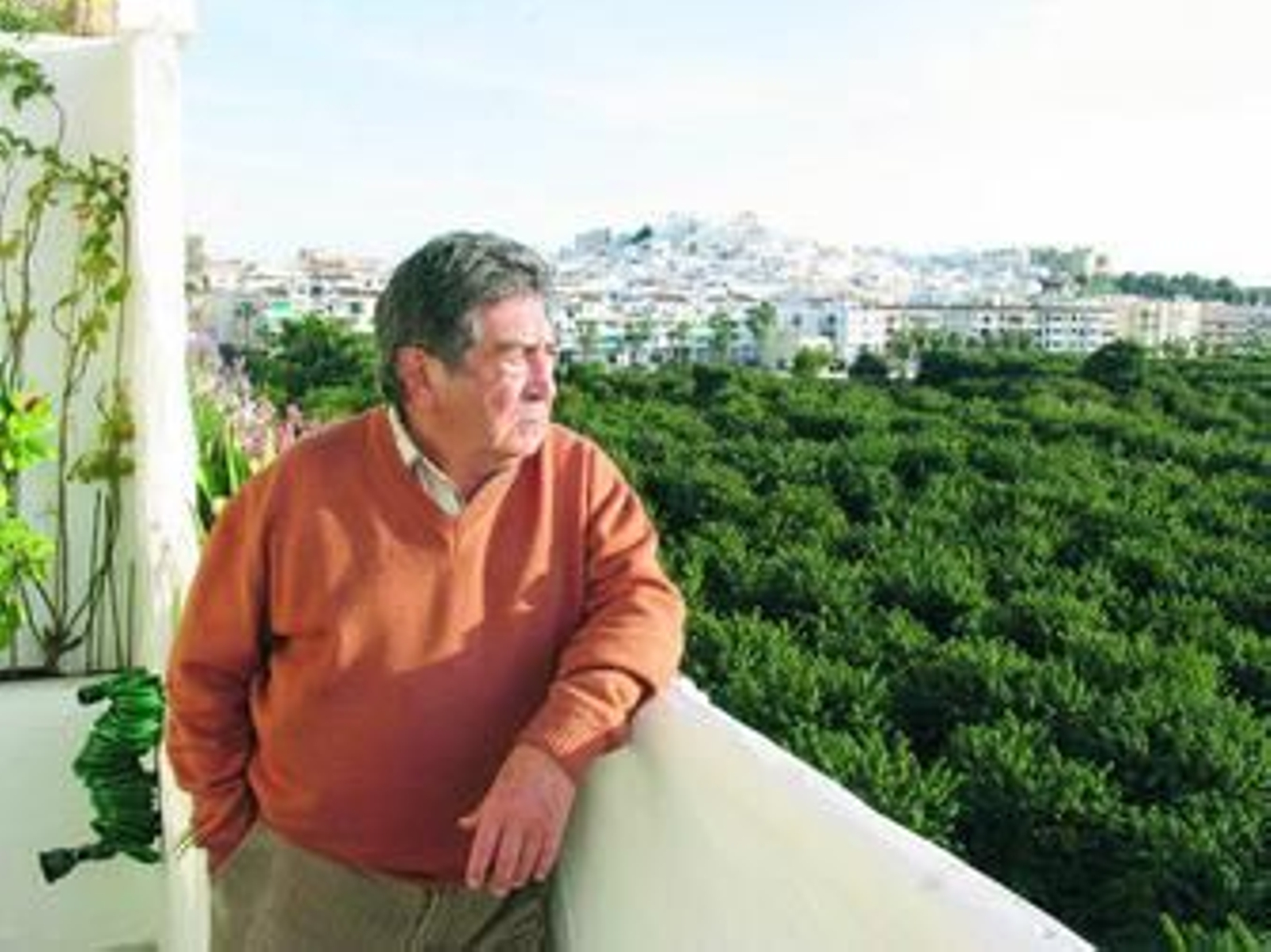 José García Ladrón de Guevara en su casa de Almuñécar.