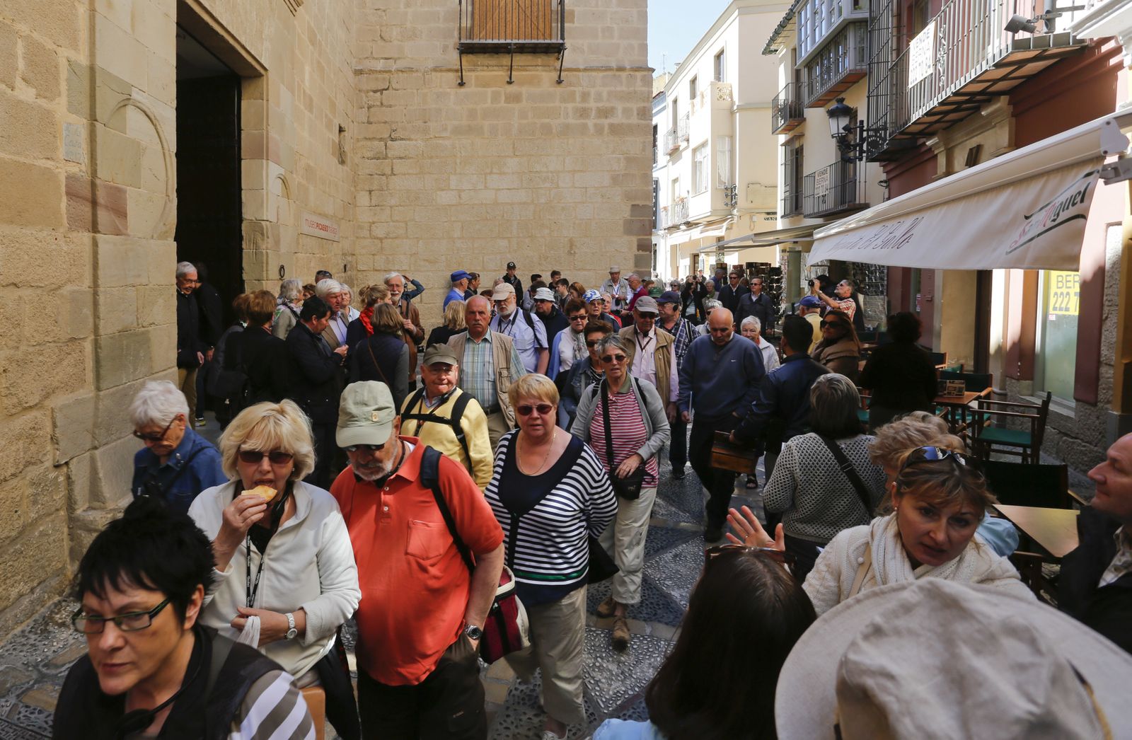 Turistas junto al Museo Picasso de Málaga