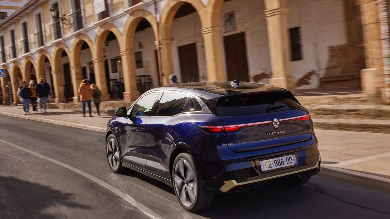 Este E-Tech está entre un compacto convencional y un crossover por sus dimensiones. Su rival más directo quizá sea el Volkswagen ID.3.