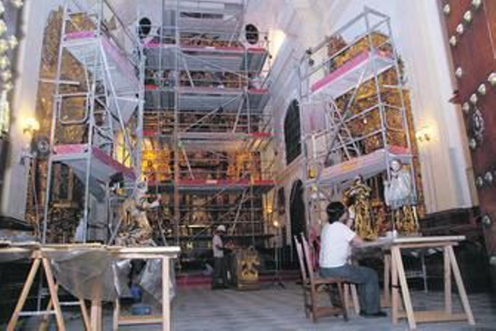Interior de la capilla de la Compañía de María, donde se desarrollan los trabajos de restauración de los retablos.