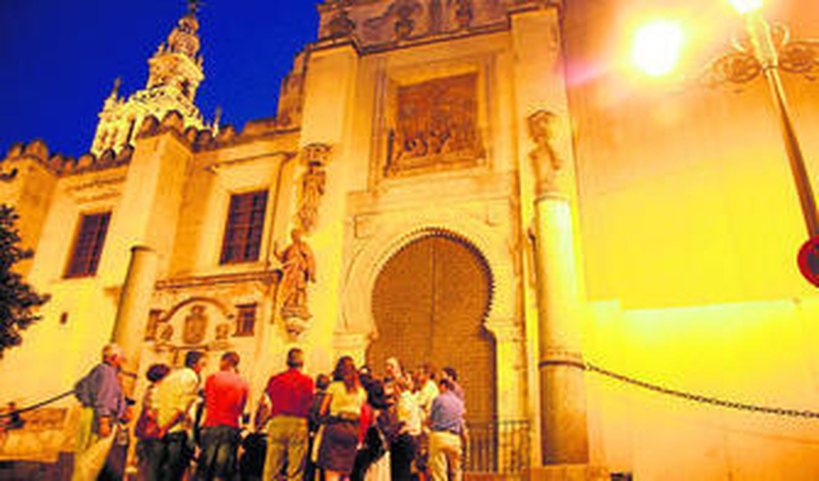 En esta nueva edición de sus paseos nocturnos, la empresa Alminar ha limitado las plazas a 30 personas por grupo.