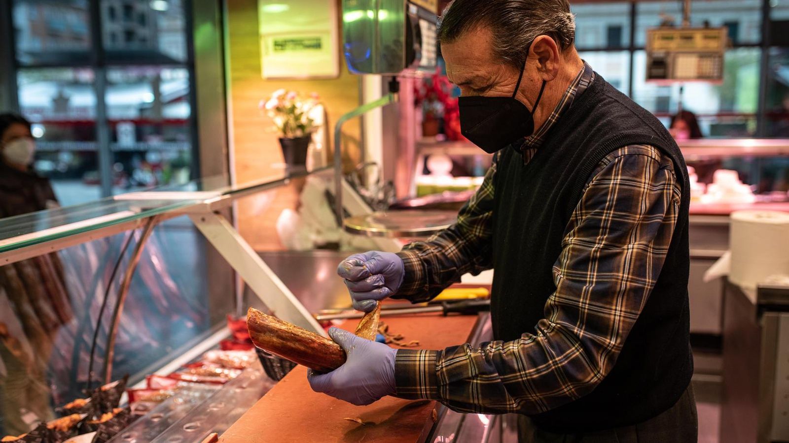 Miguel Romero prepara una caña de lomo para el corte en su puesto.