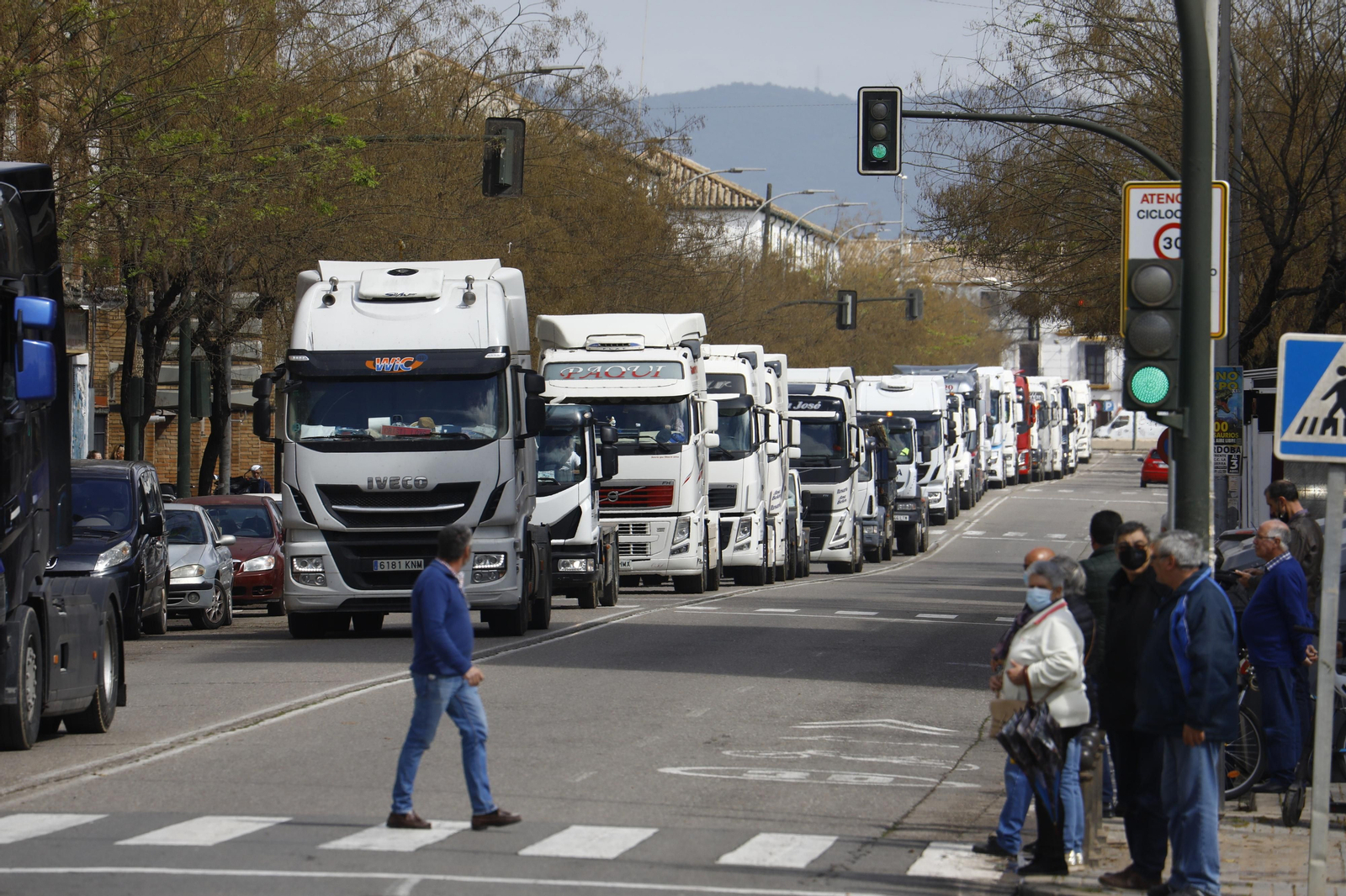 Los transportistas colapsan el centro de Córdoba, en imágenes