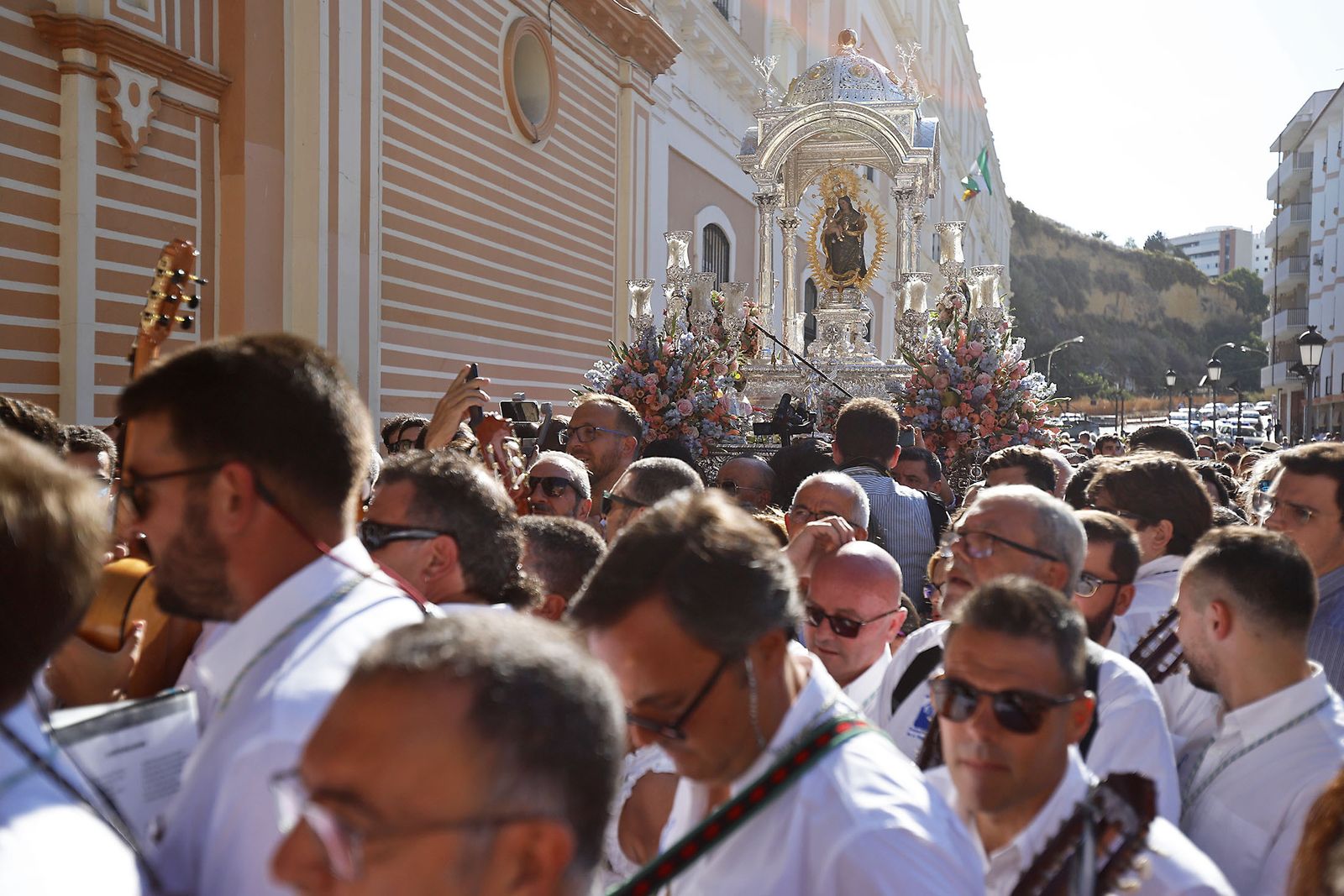 La Virgen de la Cinta por el porche catedralicio.