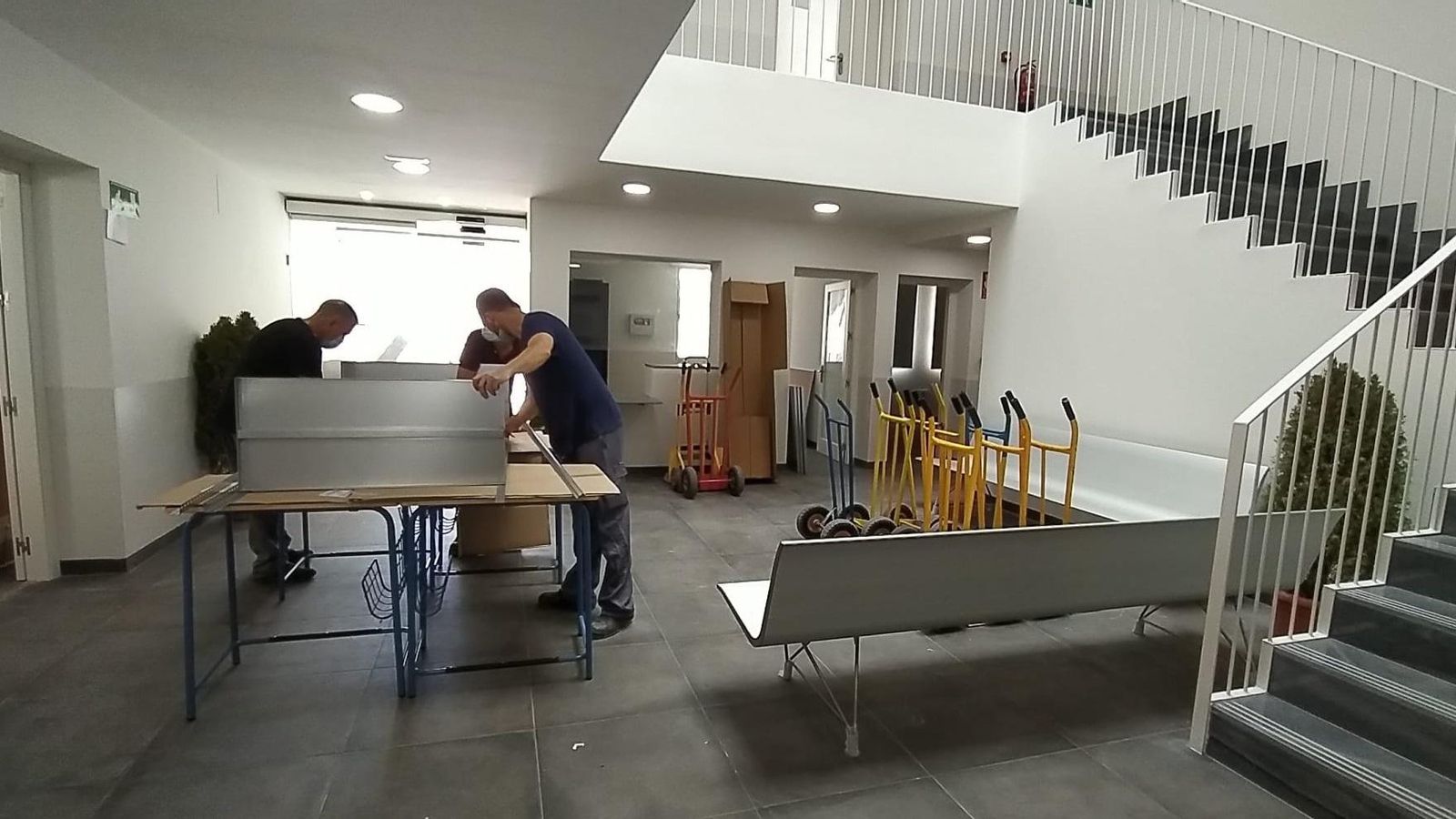 Montaje del mobiliario de la escuela de adultos de San Fernando.
