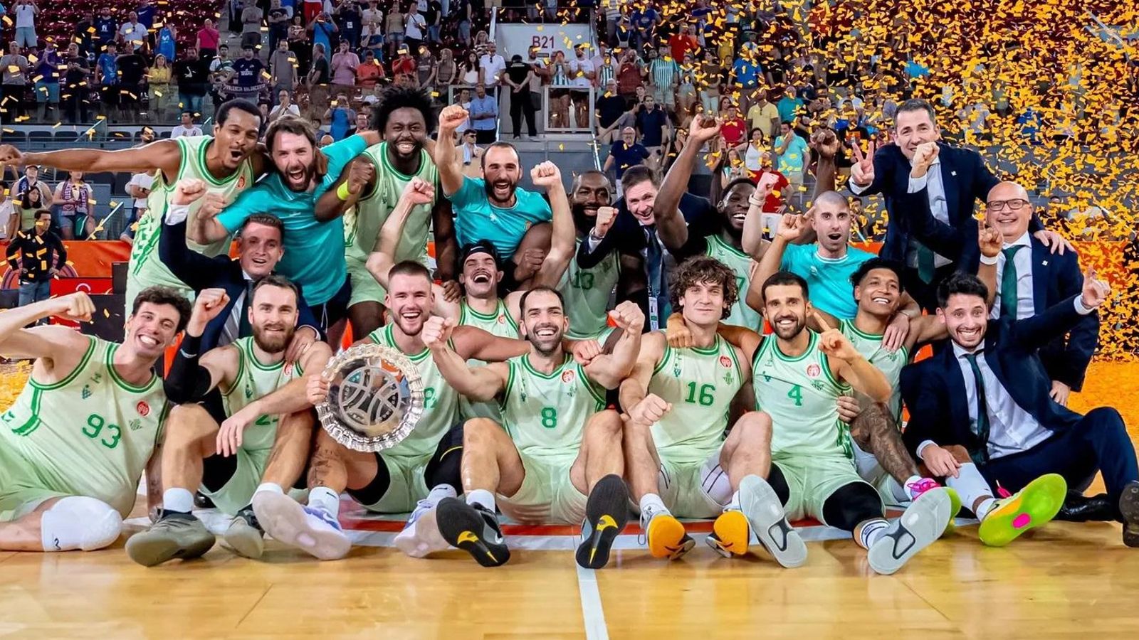 Los jugadores del Betis celebran su reciente ascenso a la Liga ACB. Los jugadores del Betis celebran su reciente ascenso a la Liga ACB.