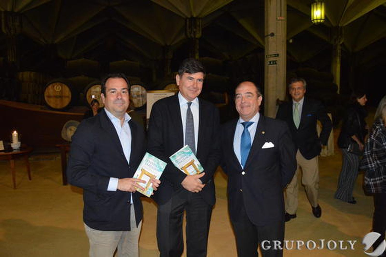 El autor del libro, Manuel Pimentel, con Iván Llanza y Pedro García Galisteo, durante la presentación en las bodegas Williams & Humbert.