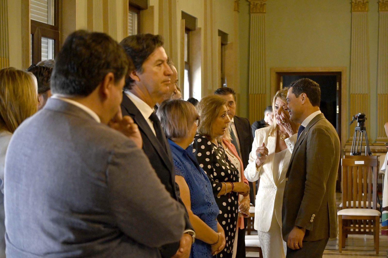 Visita de Juanma Moreno al Ayuntamiento de Huelva, en Imágenes