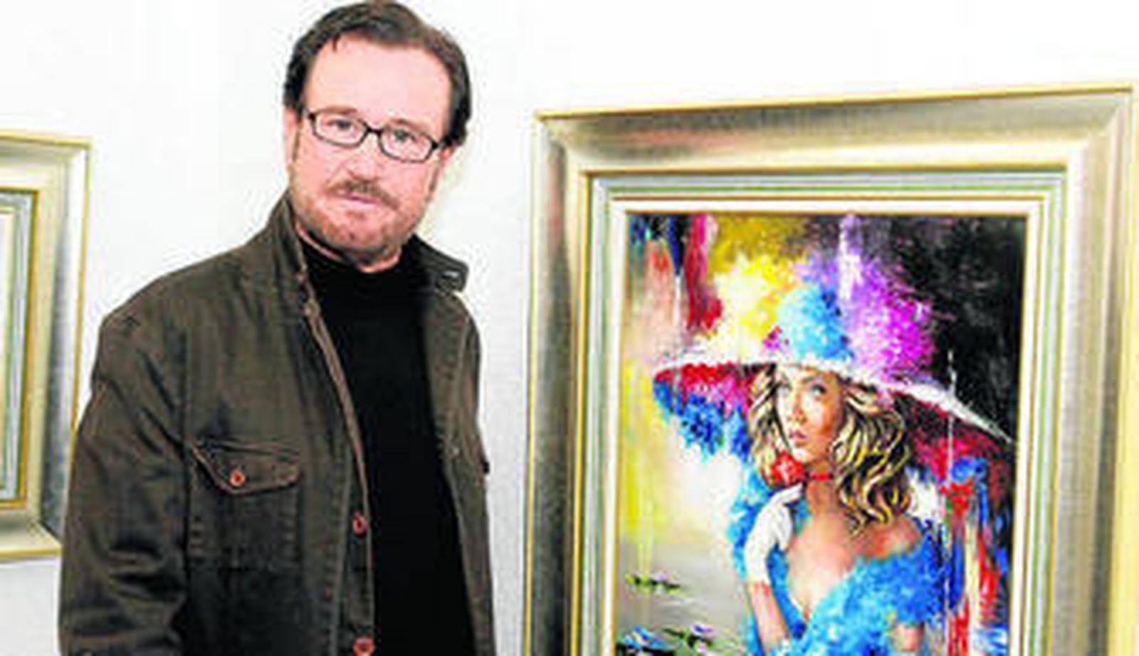 El pintor Garren frente a una de sus obras.