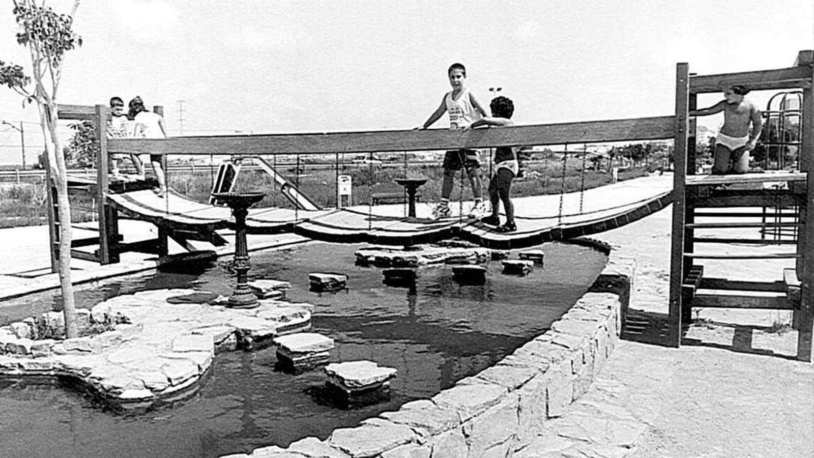 Niños jugando en el Parque del Oeste, en 1996.