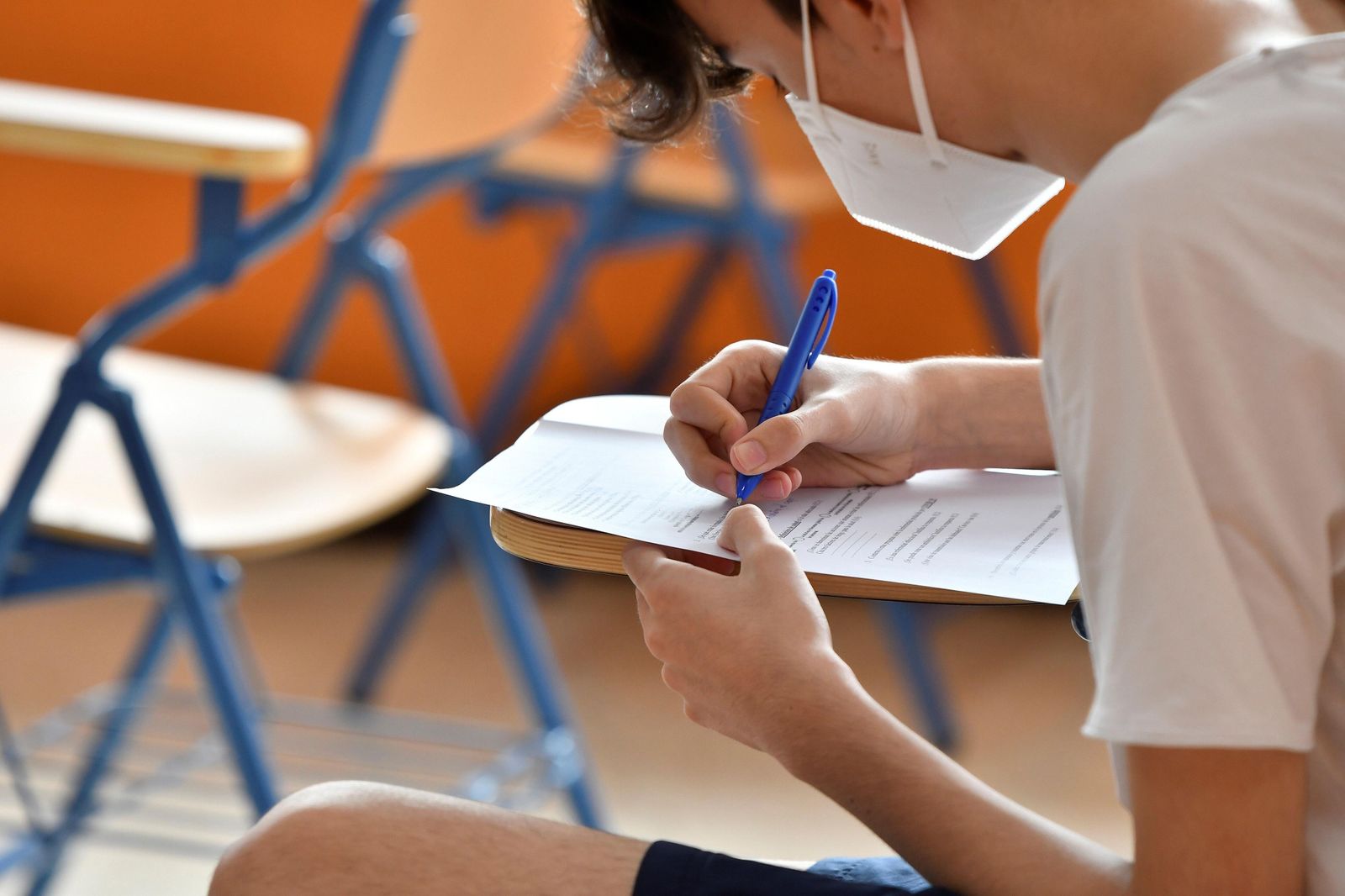 Un estudiante, con mascarilla.