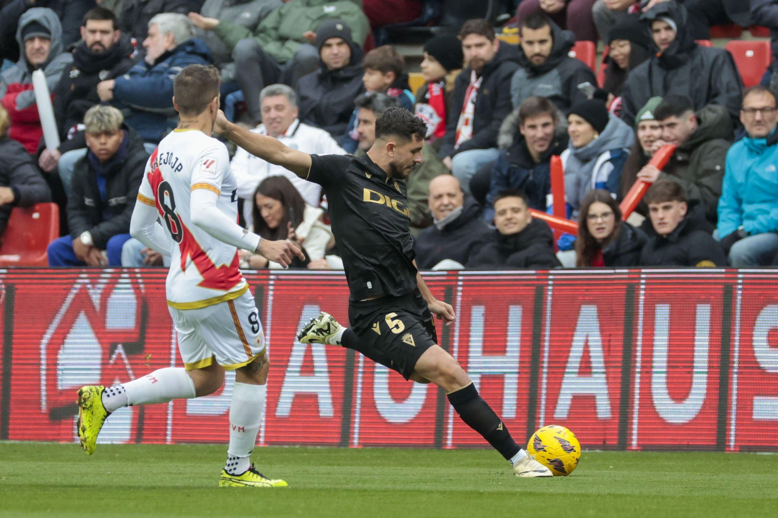 Víctor Chust golpea el balón en el Rayo-Cádiz.