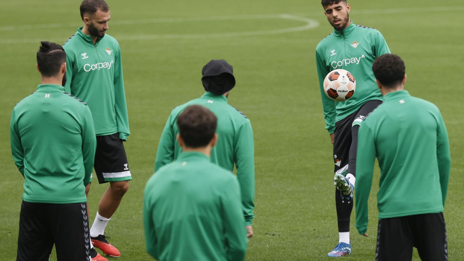 Chadi Riad toca el balón en un rondo durante un entrenamiento del Betis.