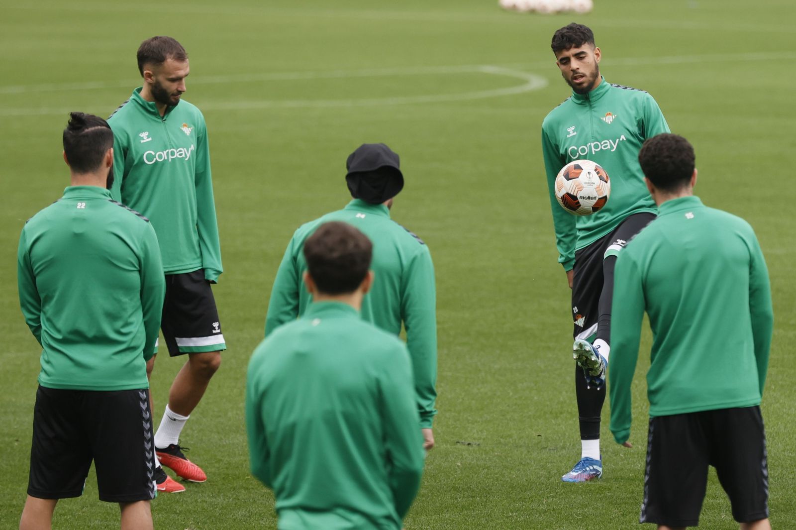 Chadi Riad toca el balón en un rondo durante un entrenamiento del Betis.