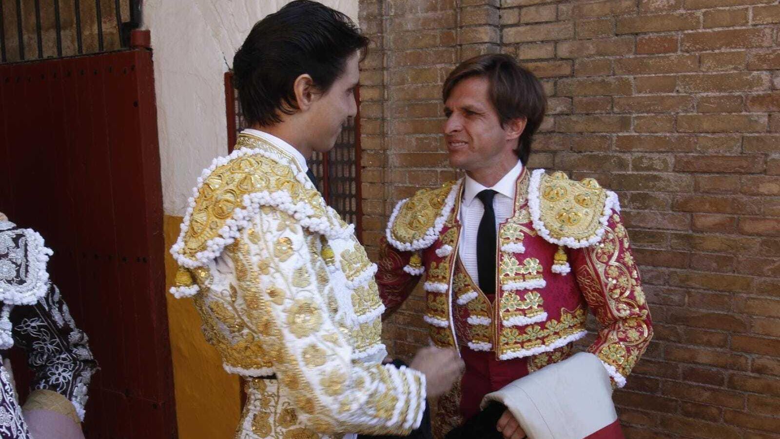 El Juli y Roca Rey conversan antes del paseíllo.