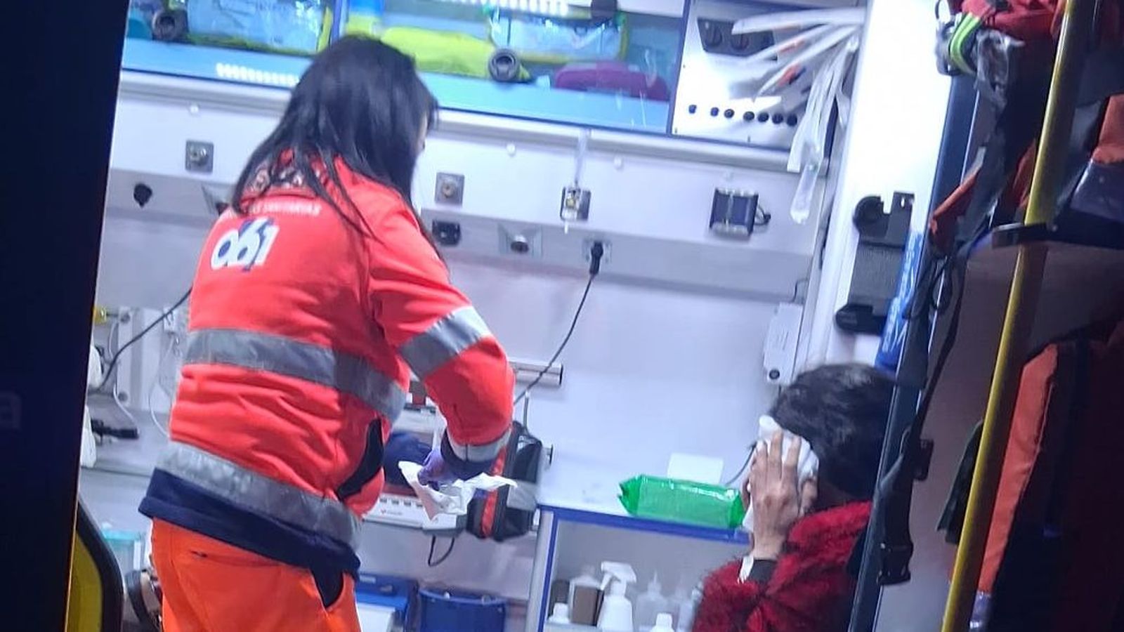 La mujer, atendida en la ambulancia