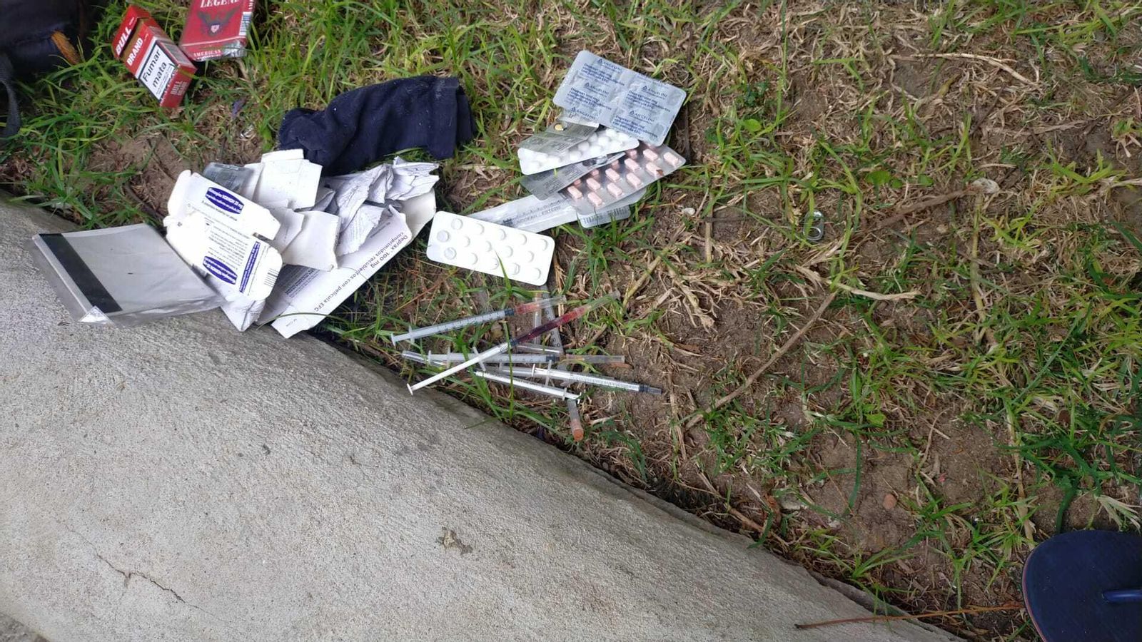 Jeringuillas usadas y sustancias estupefacientes de los toxicómanos que frecuentan las zonas comunes.