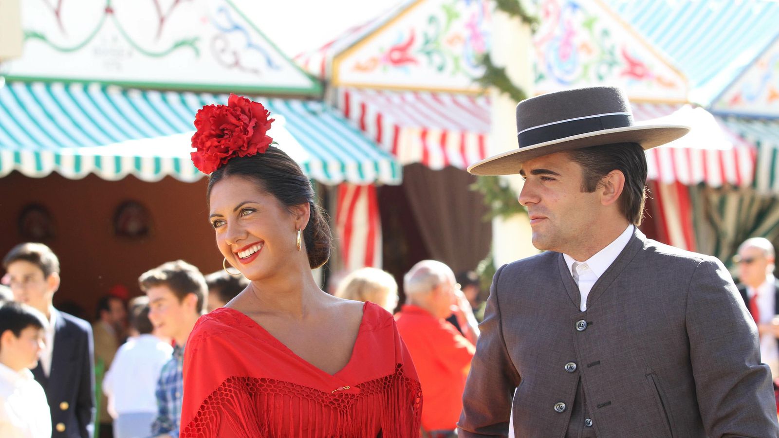 Una pareja disfruta de la Feria de día.