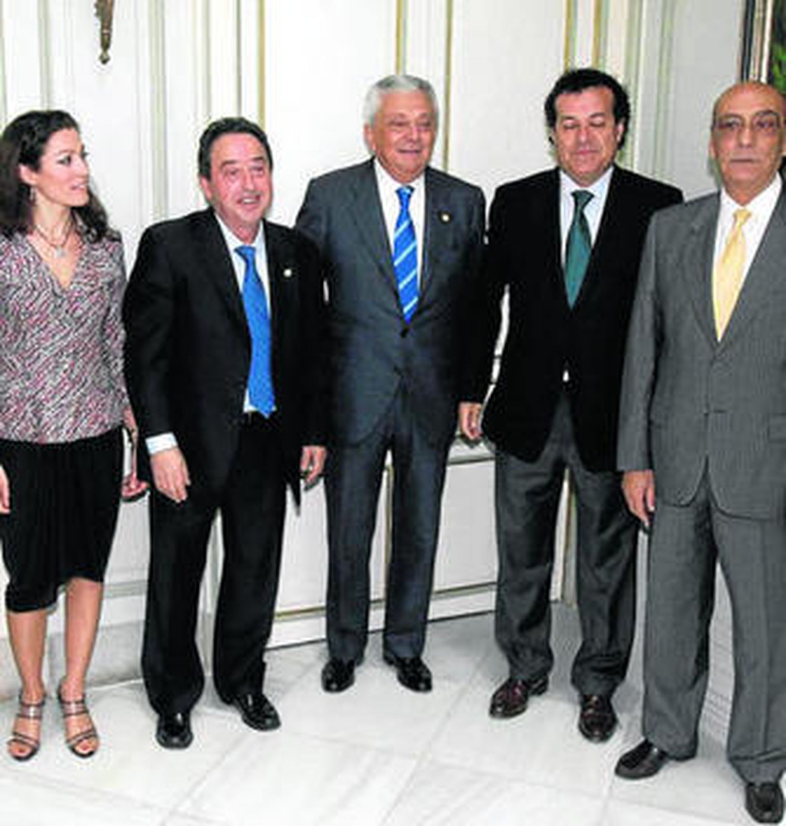 Manuel Hita y Francisco Herrero (centro), entre otros, ayer en Sevilla.