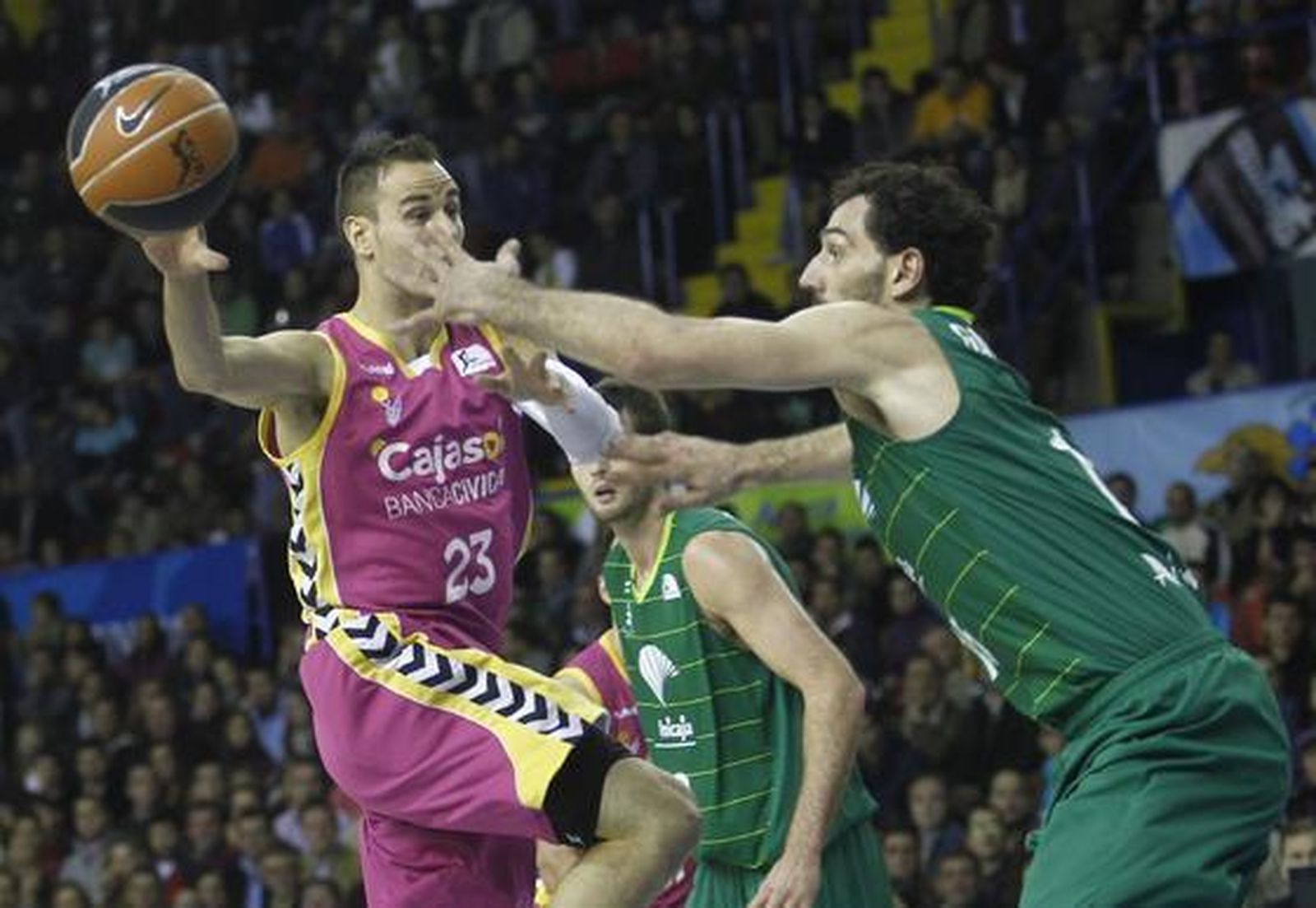 Garbajosa trata de interceptar un pase de Karl English. / Antonio Pizarro