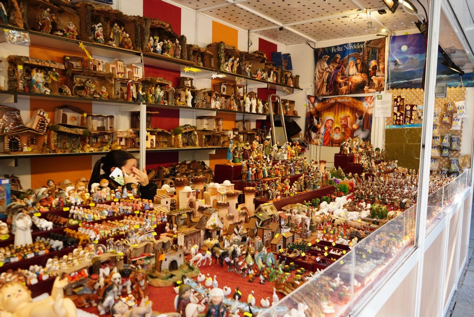 Granada prepara la Navidad: así está quedando Bib-Rambla con los tradicionales puestos de figuritas y belenes