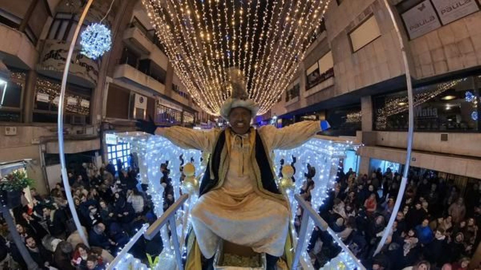En imágenes: La Cabalga de Reyes de Jaén desata la emoción en sus calles abarrotadas