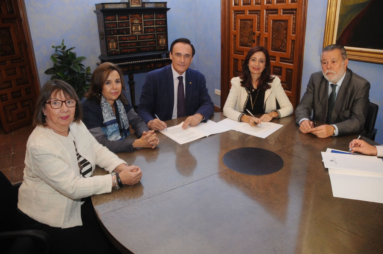 Gómez Villamandos y Cañete, en la firma del convenio.