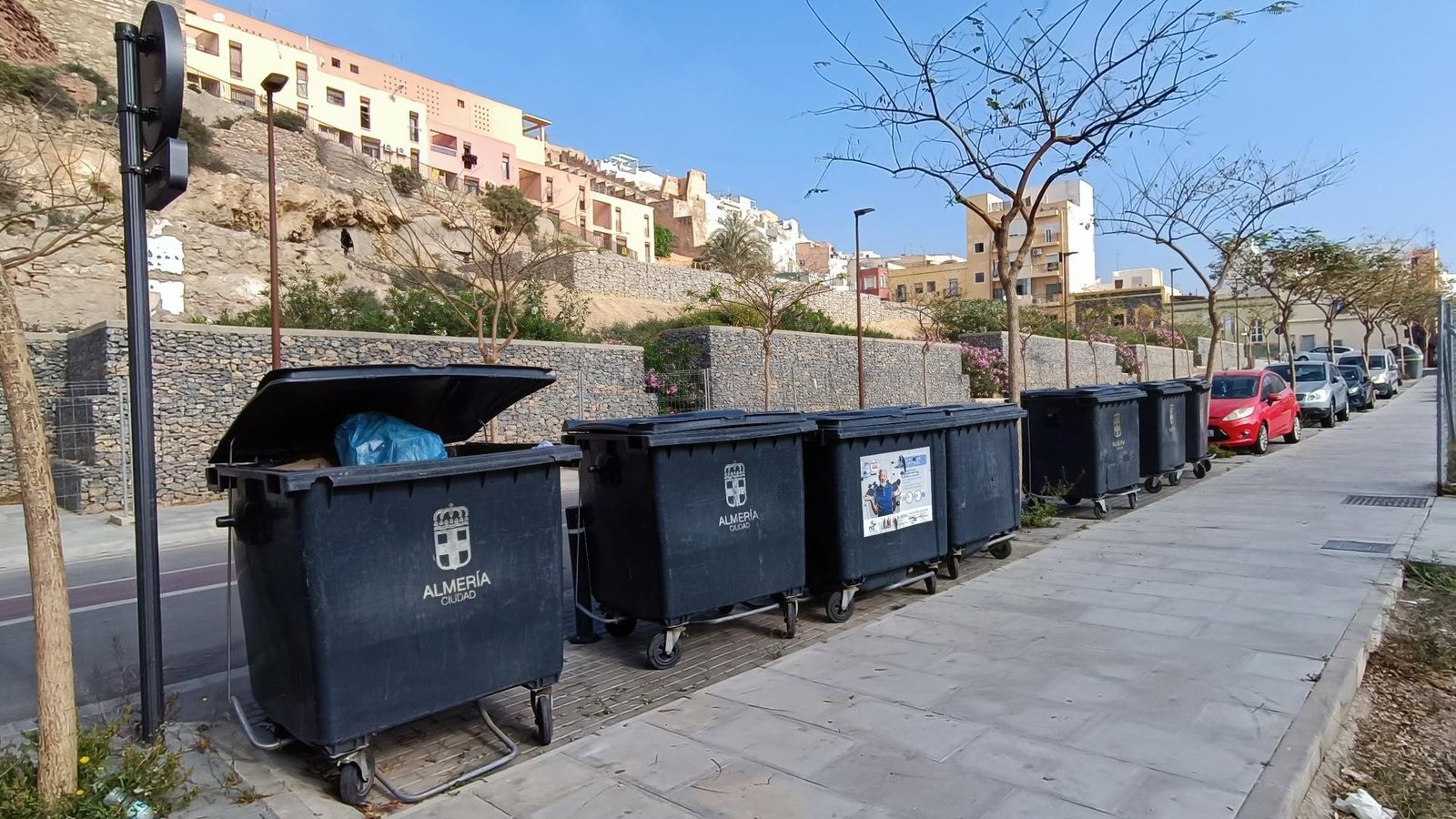 Los contenedores de toda la vida han sido colocados en la calle Pósito.