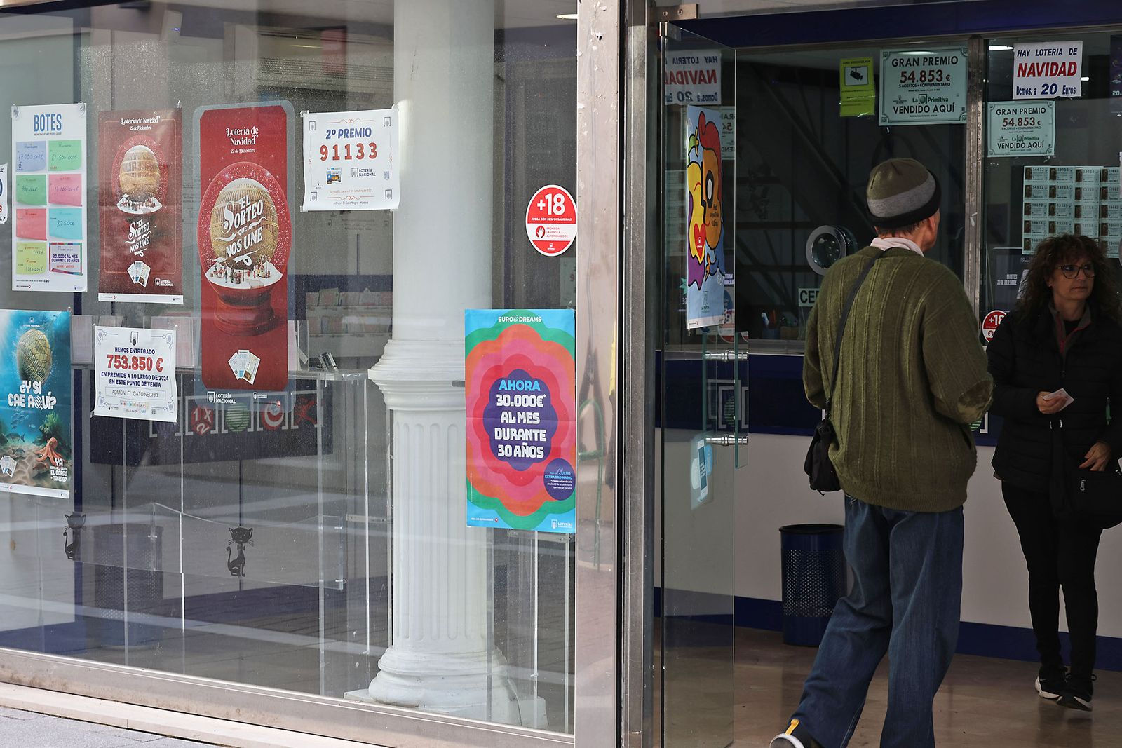 La Loteria de Navidad reparte premios en Huelva (33)