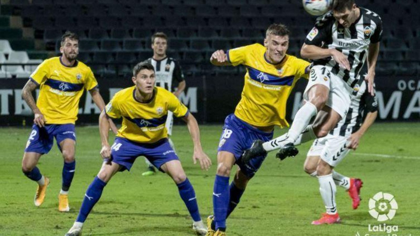 Zlatanovic, un quebradero de cabeza, le gana el salto en el primer palo a Maras.